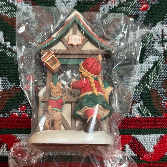 Hallmark Christmas Window 2004. 2nd Collectors Series Club Exclusive - Picture 3 of 10